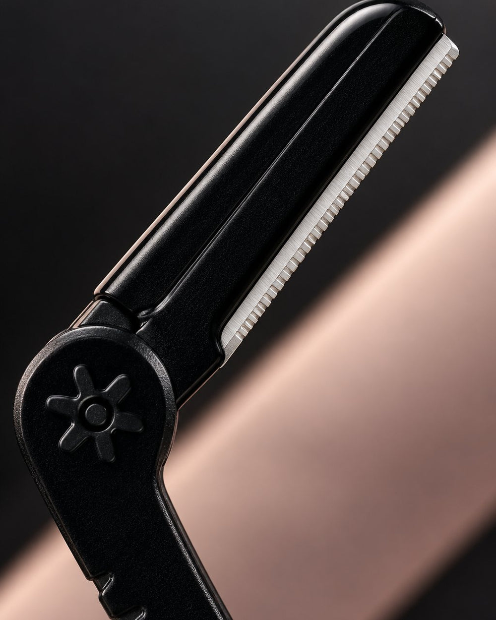 Close-up of the guarded blade edge on the black razor