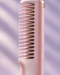 Close-up of the comb's single row of heated teeth